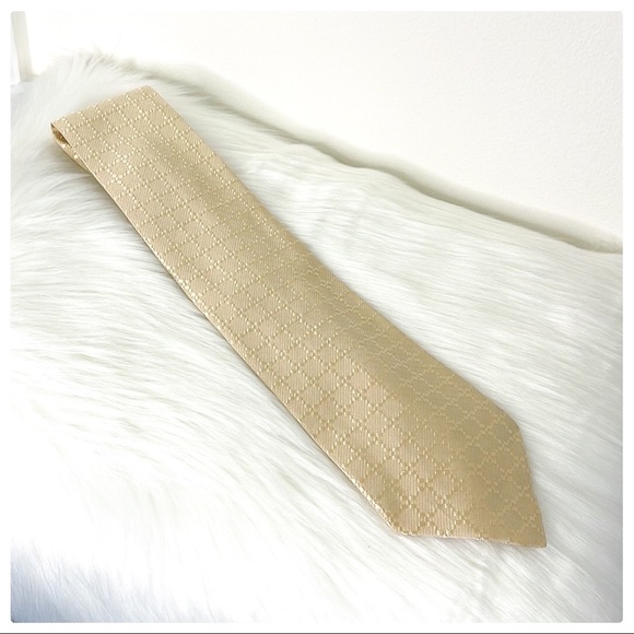 😎Very Handsome Cream Claiborne Mens Silk Tie😎 - Picture 7 of 10